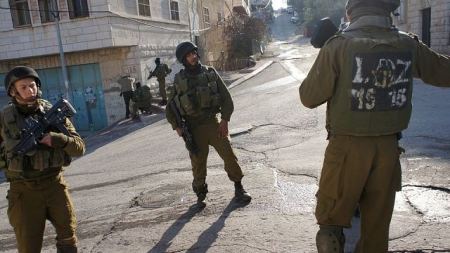 العثور على أسلحة واعتقال 14 فلسطينيا بأنحاء متفرقة من الضفة الغربية